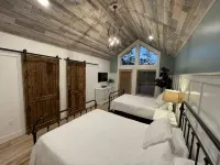THE PENTHOUSE at Cranmore Mt. Resort, N. Conway, 4-season pool, near Story Land! - balcony