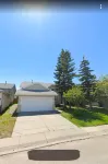 Charming 3-Bedroom Retreat in Prime Calgary Location - 2-Star