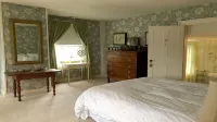 Miner Cottage-Historic Antique Home just steps from the Equinox Resort - Wifi