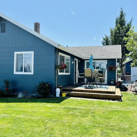 Charming Cottage near historic Jacksonville. Wi-Fi, fenced pet area.
