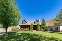 Cozy Log Cabin/Mountain Views & Rushing Creek/Pet-Friendly - Chalets