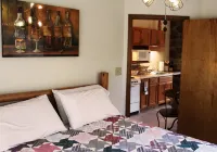 Winetrail Cabin - Giant City SP, SIU, Cedar Lake, & Shawnee Forest minutes away! - 3-Star
