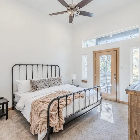 Entertainment District -Walk to Stadiums - Near Six Flags -Sleeps 8