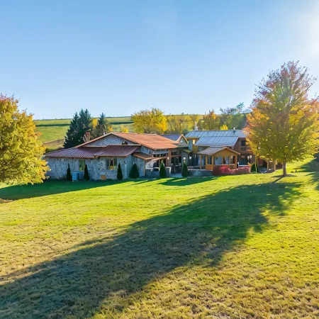 VellaVue Luxury Estate: Private Indoor Pool, Sauna, Gym & Theater – Sleeps 20