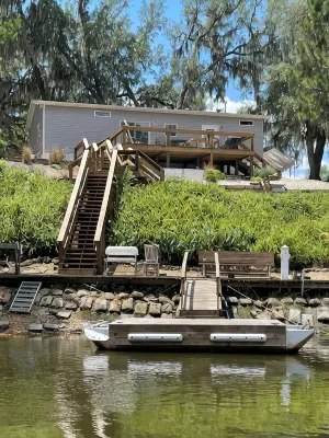 Sportsman's Bluff sits high above a deepwater canal with the river minutes away! - 3-Star