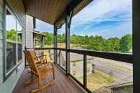 Newly Built Cabin! Hot Tub! Foosball! 5 MI to Pigeon Forge! Mountain Views! - Bjergudsigt