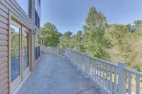 Lakehouse with covered dock, slide, and outdoor kitchen! Close to I-75, trails. - Wifi
