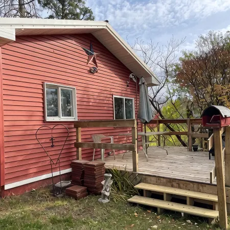 Siri's Pride & Joy Cute 2 bed/2 bath bungalow nestled on a private corner lot