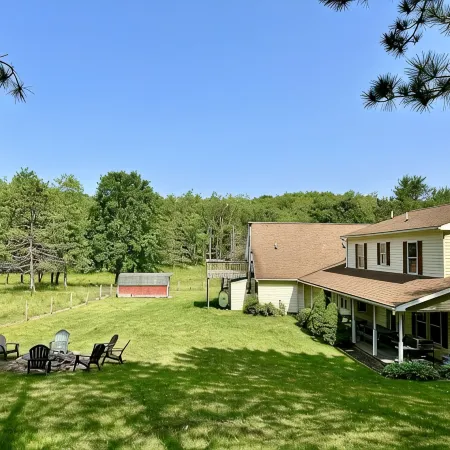 Alvie House: 5 min from Wisp&DCL, Outdoor Fire Pit, Fireplaces, Country Kitchen