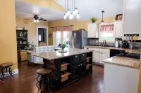 Spacious Farmhouse beautifully decorated waiting for laughs and memories - 3-Star