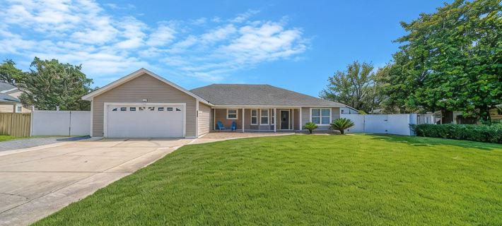 Spacious 4-Bedroom House in Panama City Beach with a Pool, WiFi, & Game Room! Hotels in Upper Grand Lagoon