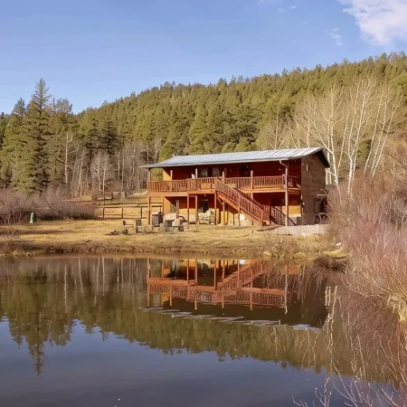 Secluded Cabin, Private Pond, Walk to Restaurants, 2 Separate Sleeping Units