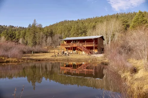 Secluded Cabin, Private Pond, Walk to Restaurants, 2 Separate Sleeping Units - Wifi