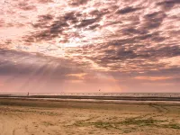 Prado Next Door Hotel dekat Pantai Ostend