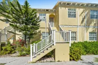 Beachfront Resort Condo, Walk to Atlantis - 2-Star