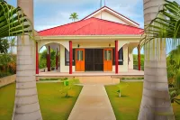 Tonga Holiday Villa - parking