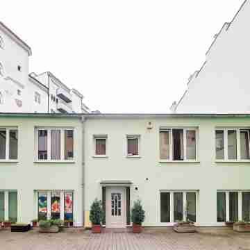 Helen Hostel u Náměstí Míru Hotel Exterior