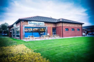 Travelodge Waterford Hotel dekat Cathedral of the Most Holy Trinity