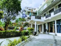 Queens Beach Hotel Отели в г. Тангалла