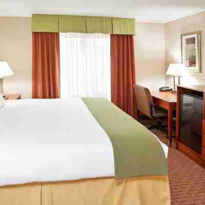 Holiday Inn Express & Suites Niagara Falls Rooms