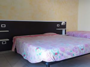 Room in B&B - Spacious Double Room a Stone's Throw from the Sea