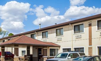 Quality Inn Near I-72 and Hwy 51