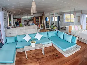 Nias Surf Villa. Beach Front. Wave View!