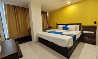 Hotel Aura - Near Malad Link Road