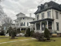 Private Victorian Apartment in Convenient City Location on 5 Acre, Sleeps 5 Hotels in Crown Heights