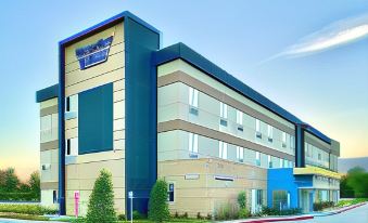 Days Inn & Suites by Wyndham Beaumont West / I-10 & Walden