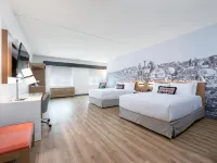 Cambria Hotel El Centro - Imperial فنادق في براولي