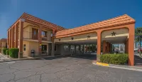 Super 8 by Wyndham El Paso Airport Hotel dekat Cielo Vista Mall