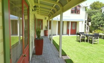 Ducks & Drakes Boutique Motel & Backpackers