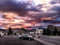 Snowshoe Motel - parking