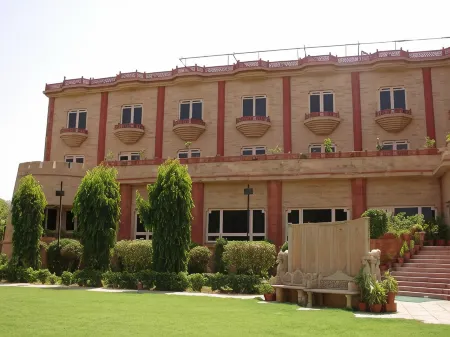 Mansingh Palace, Ajmer Отели рядом с достопримечательностью «Кваджа Гариб Навас Дарга Шариф»