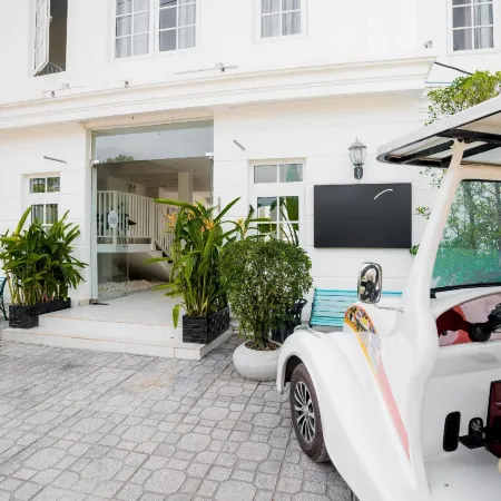 White Boutique Hotel and Restaurant Отели рядом с достопримечательностью «Отрес-Бич»