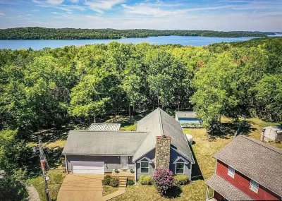 Slagledipityville Lake House/ Lakefront & 12 miles from DT/ Broadway Street Hotels near Cane Ridge Park