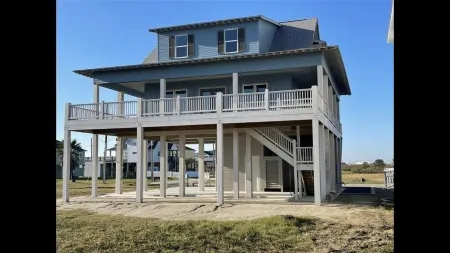 Beachfront! 5 Bdrm/5 Bath! Beautiful Views! Lots of Windows! Game room Upstairs! Отели рядом с достопримечательностью «Port Bolivar»