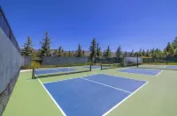 True Ski in Ski Out Located In Arrowhead village. 3 Bed / 3 Bath Unit