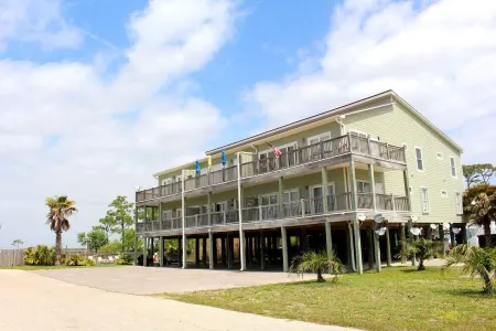 3 Bedroom Condo( Beach, & fish) Beautiful Bayside View and Perfect Sunsets