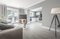 1 Bed Cottage-Sleeps 2-Parking-Pets-Hot Tub Hotels in Kinross