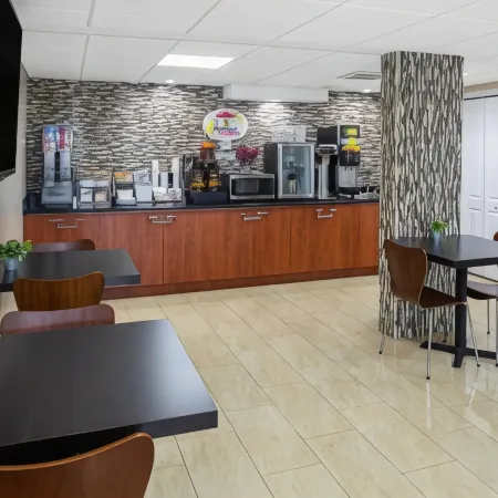 Super 8 by Wyndham Bradenton Sarasota Area