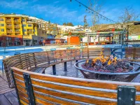 Scenic Views and Cozy Gas Fireplace - Charming Oasis Hotel a Snyderville