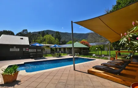 Harrietville Hotel Motel Отели в г. Брайт