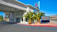 Motel 6 Victorville, CA - Apple Valley - parking