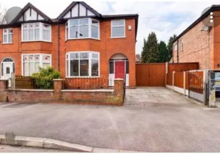 7 Bed Holiday Home+WiFi+free Private Parking.Closest to football Ground+Downtown