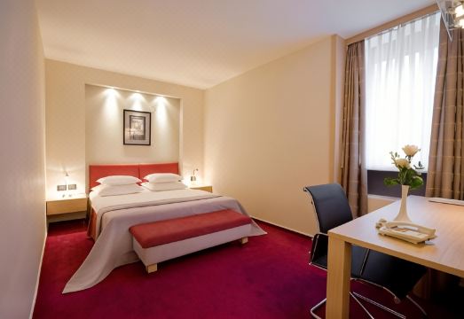 자그레브 시내 트램 정류장 모습