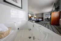 AmericInn by Wyndham Sturgeon Bay - Hot Tub