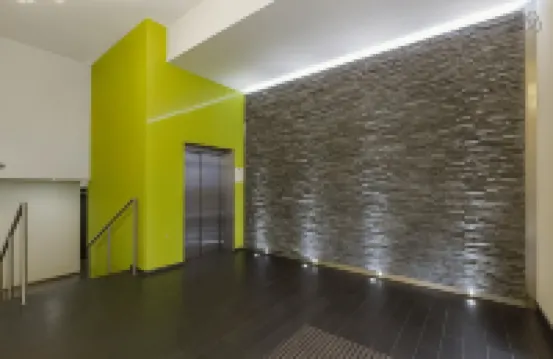 格林威治的兩卧兩衛公寓，帶陽台和電梯