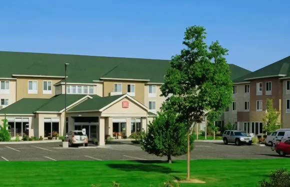 肯納威克三城希爾頓花園酒店